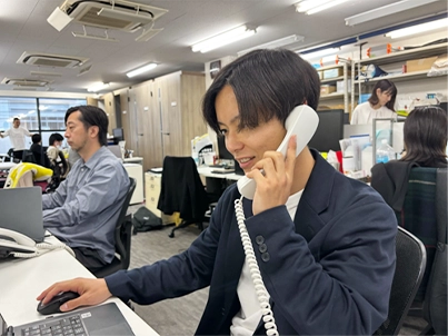 案件企業への連絡風景